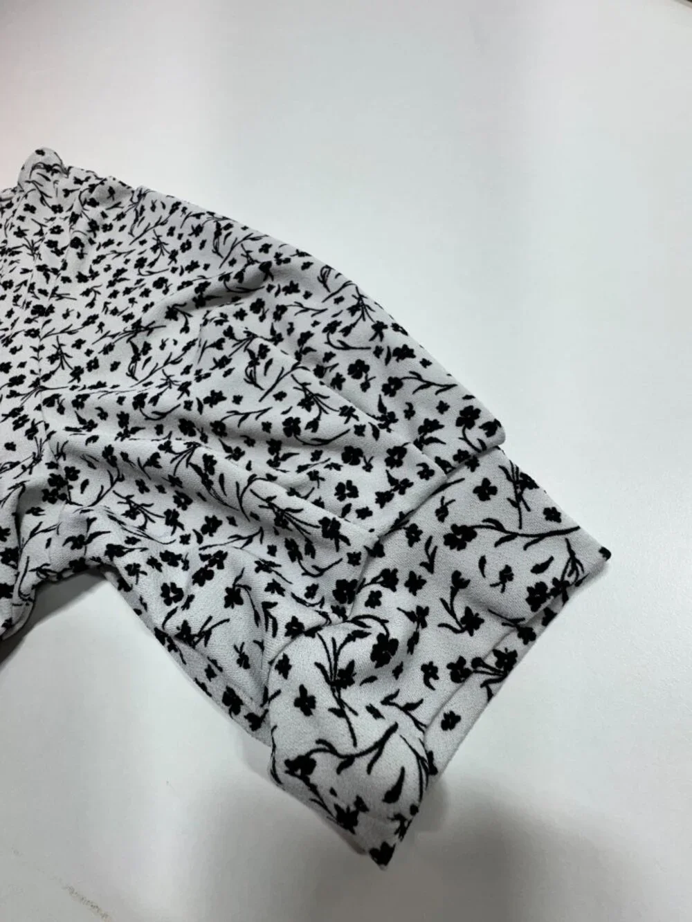 H&M White & Black Ditsy Floral Puff Sleeve Blouse Top – XL - Picture 7 of 12